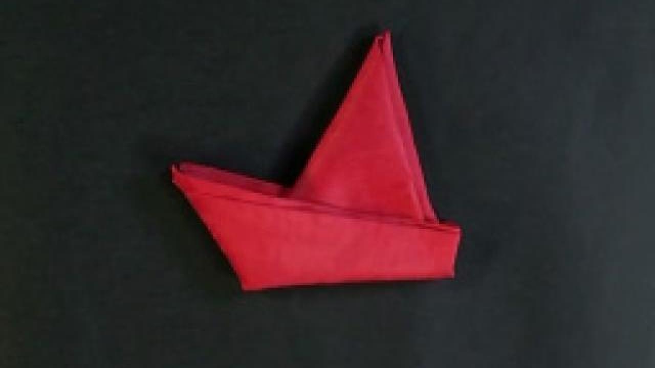 pliage de serviette en papier bateau